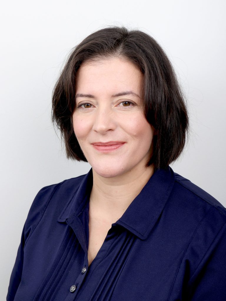 Portrait of author Shelly Campbell